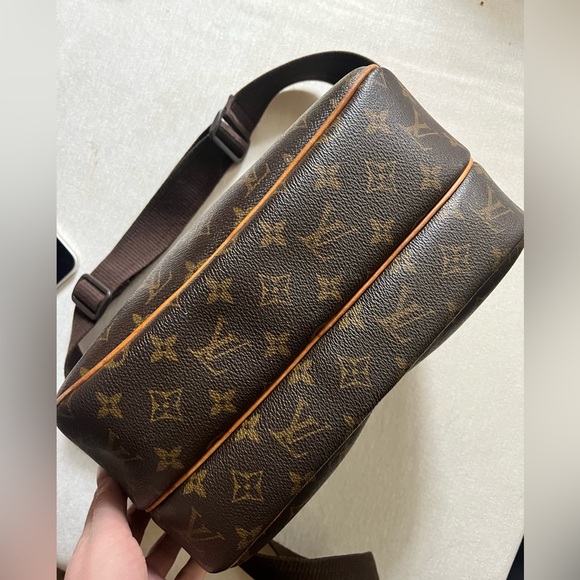 LOUIS VUITTON Reporter Leather Crossbody Bag - Picture 5 of 8